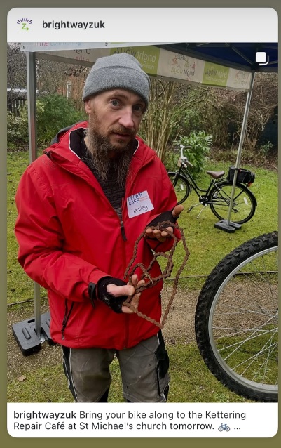 Show our bike mechanic looking slightly bemused at the rusty chain from a bike brought along to the repair cafe.